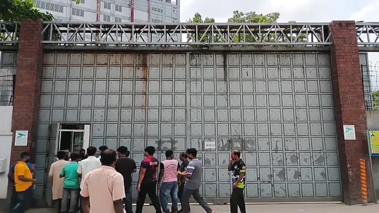 সার্ভিস বেনিফিট নিয়ে দ্বন্দ্ব: গাজীপুরে এপেক্স হোল্ডিংসের ৪ কারখানা বন্ধ