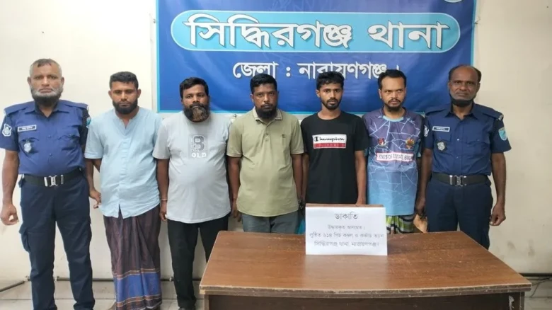 সিদ্ধিরগঞ্জে ডাকাত দলের ৫ সদস্য গ্রেফতার, উদ্ধার ৬১৪ কম্বল ও কাভার্ড ভ্যান