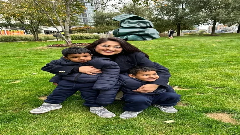 অভিনয়ে বিরতির পর যেভাবে যমজ সন্তানদের সামলাচ্ছেন অভিনেত্রী সুমাইয়া শিমু