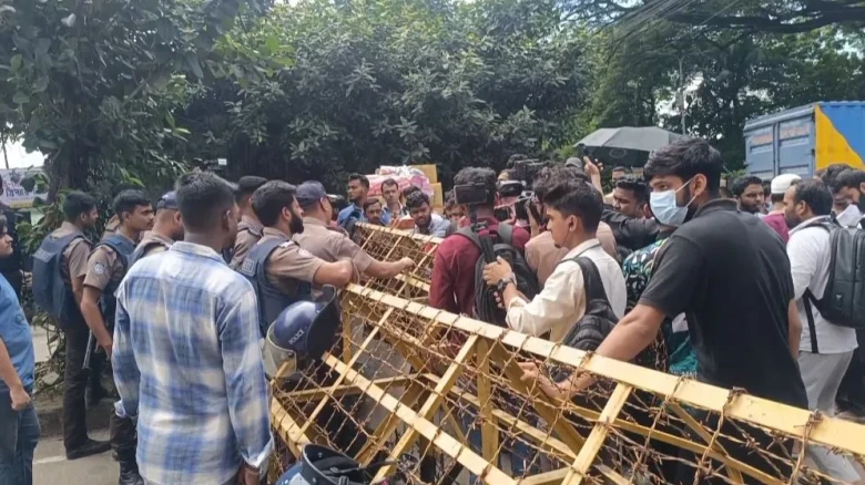 সরকারি মাদ্রাসা-ই-আলিয়ায় সংঘর্ষের আশঙ্কায় পুলিশ মোতায়েন, হলে প্রবেশ ঘিরে উত্তেজনা