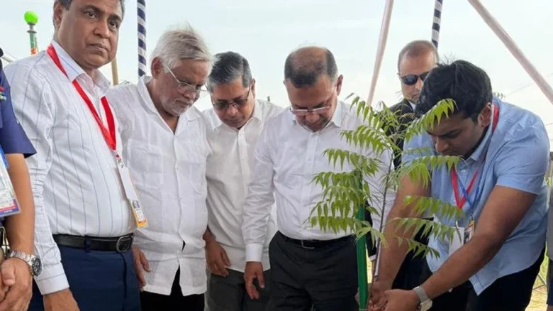 আমিনবাজারে মহাসড়কের পাশে গাছের চারা রোপণ করলেন প্রধানমন্ত্রী