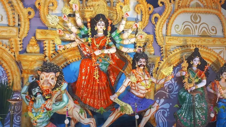 জয়পুরহাটের মাদারগঞ্জ দুর্গা মন্দির: প্রতিমায় পৌরাণিক কাহিনী