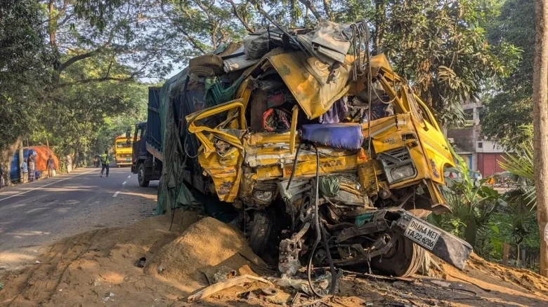 ভোররাতের নাটোরে বাস ও ট্রাকের ভয়াবহ সংঘর্ষে নিহত বেড়ে ১৪, আহত ৩২