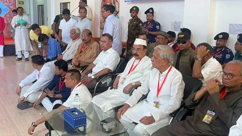 রংপুরের শতবর্ষী ধর্মসভা মন্দিরের পূজামণ্ডপ পরিদর্শন করলেন প্রধানমন্ত্রী তারেক রহমান
