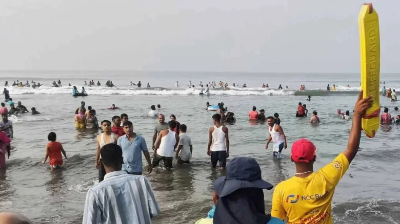 কক্সবাজারে সৈকতে গোসলে নেমে ৩ পর্যটকের মৃত্যু, নিখোঁজ ২