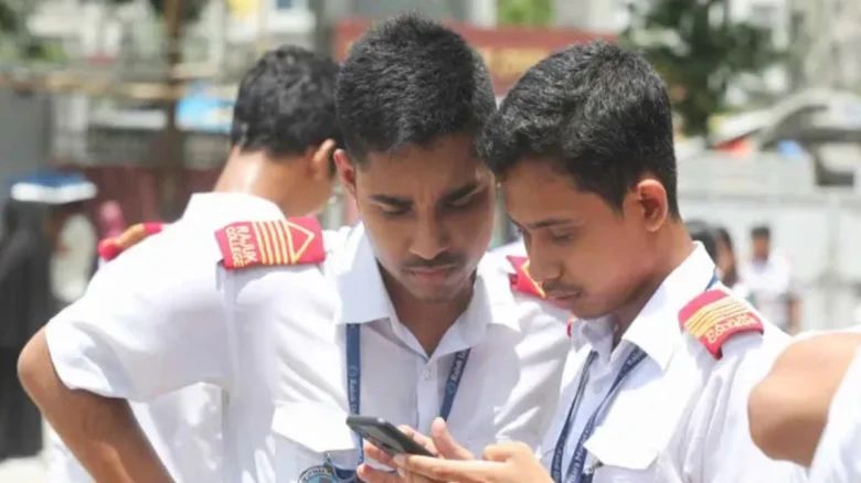 এইচএসসির ফল প্রকাশ: পাসের হার ৫২.১২ শতাংশ, গত ১০ বছরের মধ্যে সর্বনিম্ন